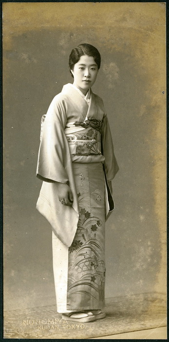 Женские кимоно обычно шьют одного размера, подгоняют по фигуре при помощи складок