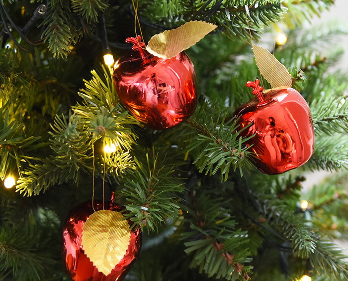 Яблоки на елке - естественное и красивое зрелище, если елка эта - рождественская