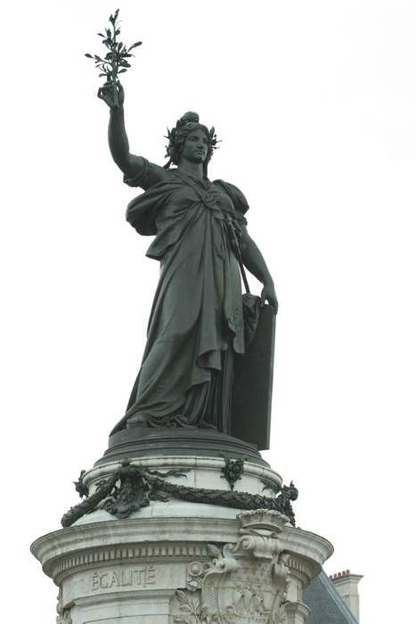 Скульптура Марианны на площади Республики