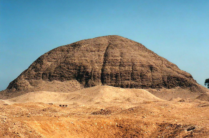 Пирамида в Хаваре, одна из множества пирамид, обнаруженных Питри