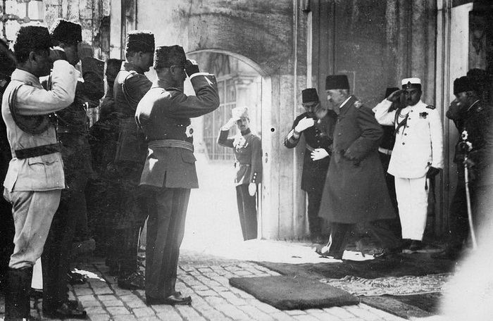 Последний султан Османской империи Мехмед VI покидает Стамбул