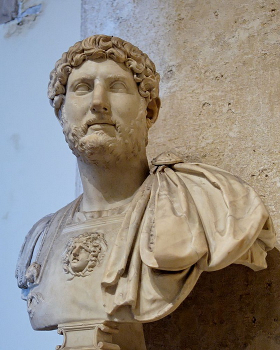 Император Адриан носил бороду, стремясь скрыть несовершенство кожи лица, и тем ввел моду на «бородатых» императоров