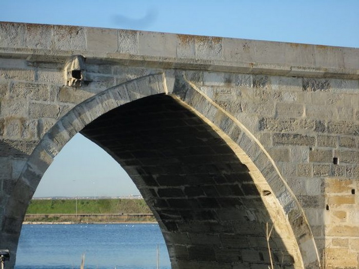 На мосту Бююкчекмедже еще сохранился один из самых старинных птичьих домиков