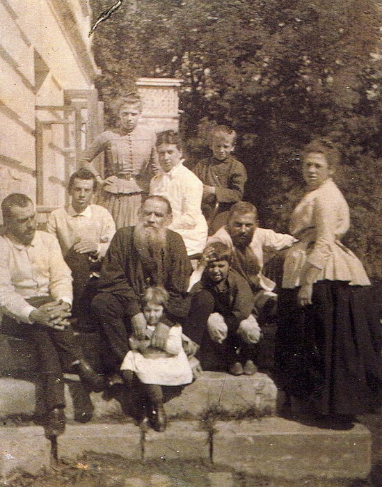 Лев Толстой с семьей в 1887 году