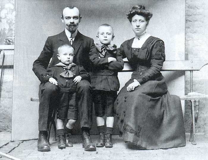Жорж Сименон с родителями и младшим братом
