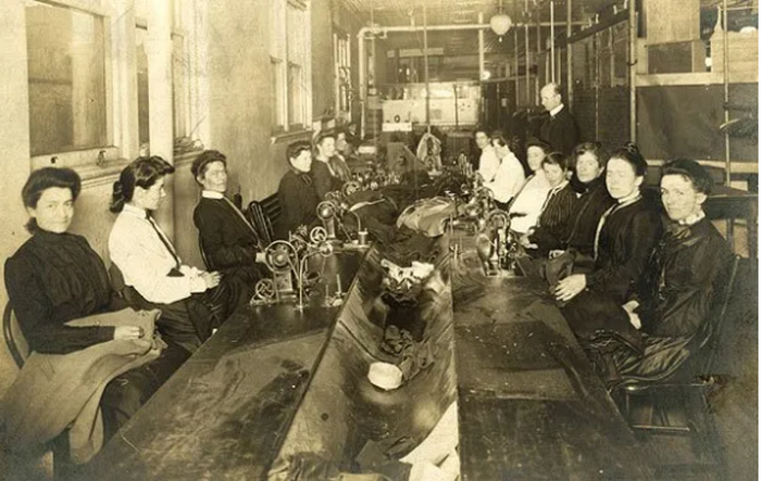 Швейная мастерская в 1904 году