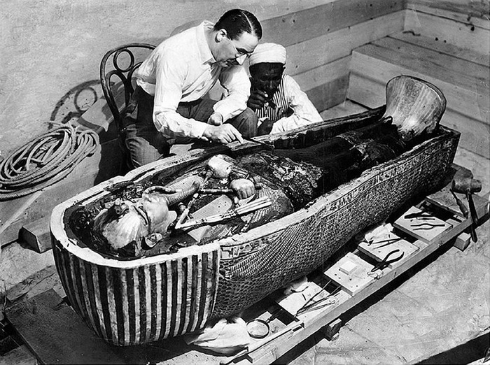 Археолог Говард Картер над саркофагом Тутанхамона