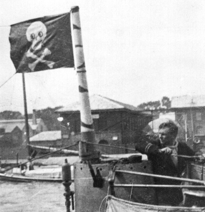 Веселый Роджер над английской подводной лодкой в 1914 году