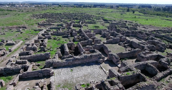 Руины дворца в Угарите, Дворец состоял из сотни залов и дворов. Первое поселение в этих местах возникло около восьми тысяч лет назад
