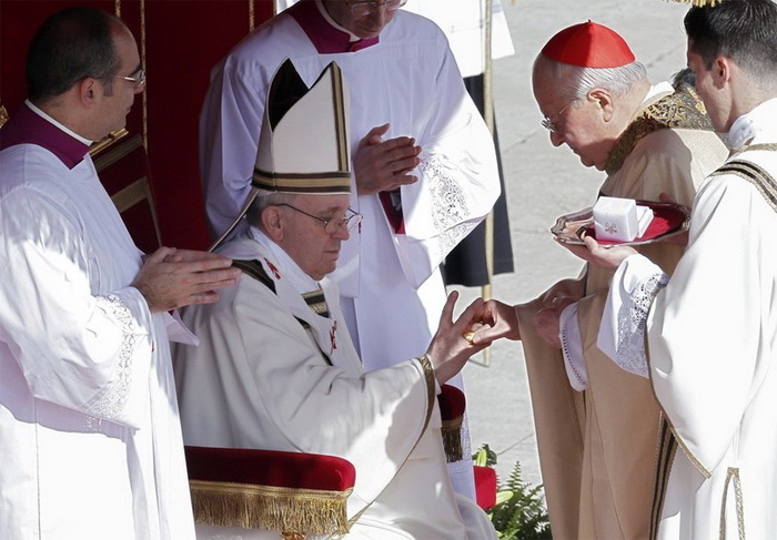 Кольцо надевают новому папе во время церемонии коронации или интронизации