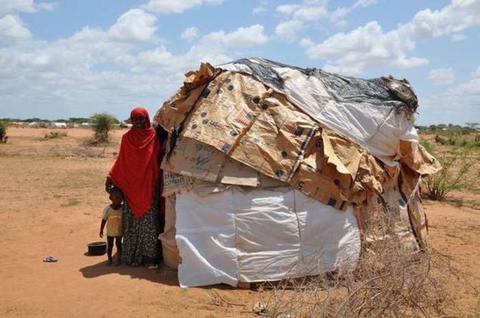 Сомалийцы часто живут не в капитальных зданиях, а в самодельных палатках; мебели в домах нет
