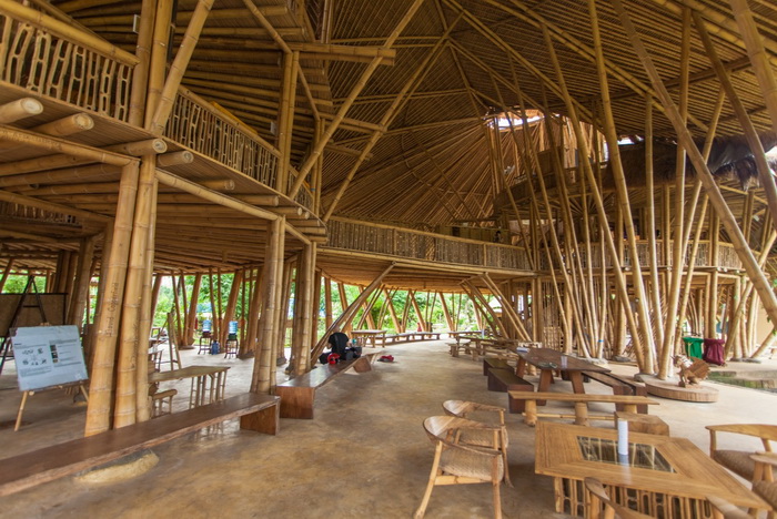 Основной строительный материал школы - бамбук