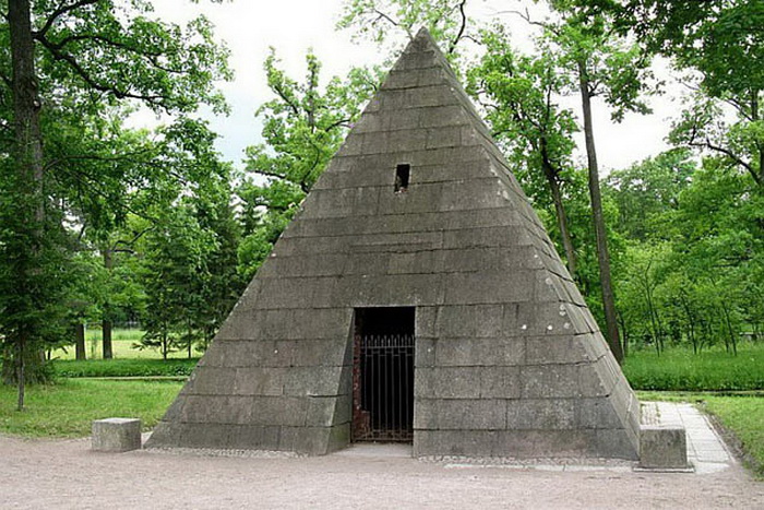 В 70-е годы XVIII века по инициативе Екатерины II была создана пирамида-усыпальница в Царском Селе. Там, в античных сосудах, покоился прах любимых собак императрицы