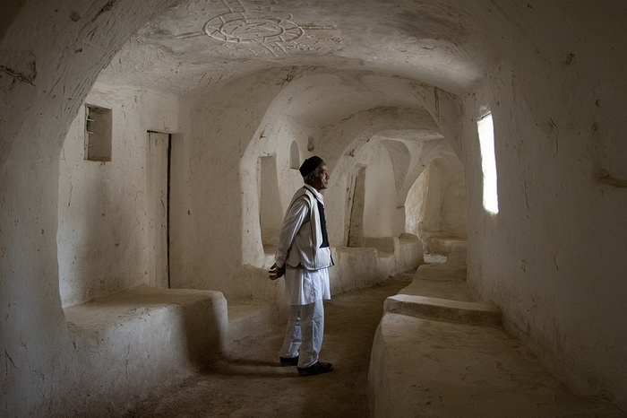 Город Гадамес на западе Ливии - один из старейших в Сахаре. Он основан на месте оазиса и отличается глиняными строениями с длинными переходами - это способ защитить жилище от палящего солнца пустыни