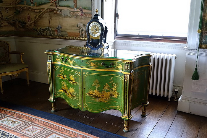 Лондонские аристократы с готовностью покупали роскошную мебель, а Чиппендейл был готов ее производить