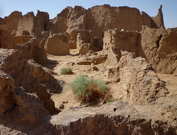 Руины Гарамы. Археологами обнаружены остатки крепостей и кладбищ гарамантов, а также множество захоронений