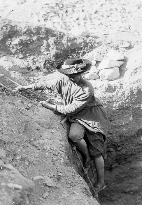 Хильда Питри во время раскопок