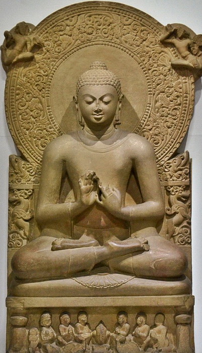 Будда обычно изображается с волосами и с ушнишей - особым «пучком» на макушке