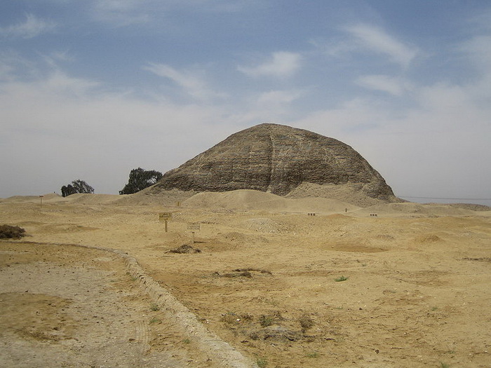 Пирамида фараона Аменемхета III неподалеку от оазиса