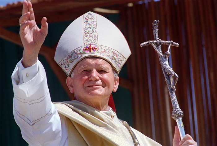 Папа римский Иоанн Павел II скончался 2 апреля 2005 года