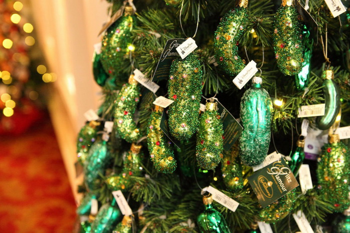 Да и огурцы могут отлично украсить рождественское дерево!