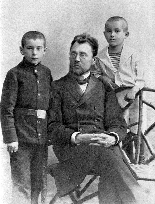 Братья Катаевы с отцом