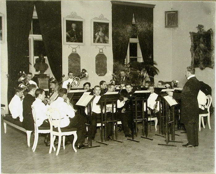 Воспитанников обучали разным дисциплинам, в том числе музыке. Фото начала XX века