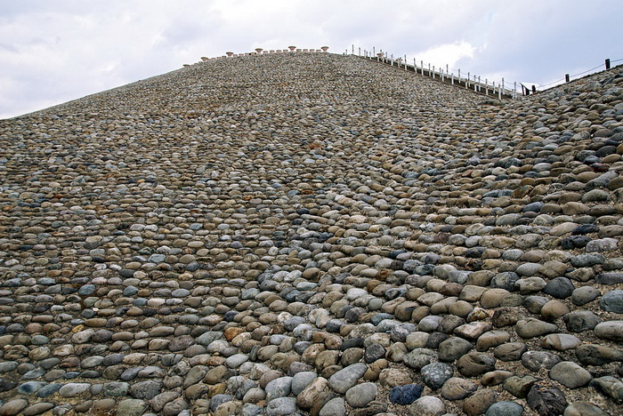 В раннем Кофуне склоны курганов покрывали фукииши - камни из русла рек, отполированные течением