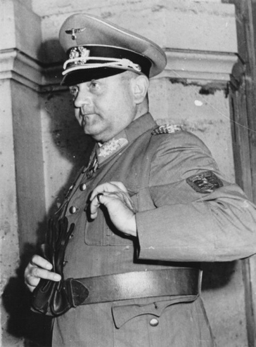 25 августа 1944 года генерал сдался. На рукаве можно увидеть памятный знак «Крымский щит» за взятие Крыма 