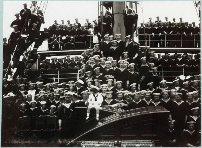 Экипаж яхты и ее венценосные пассажиры считали себя одной семьей