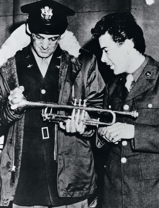 Оркестр Гленна Миллера давал концерты на военных базах, выступал на радио