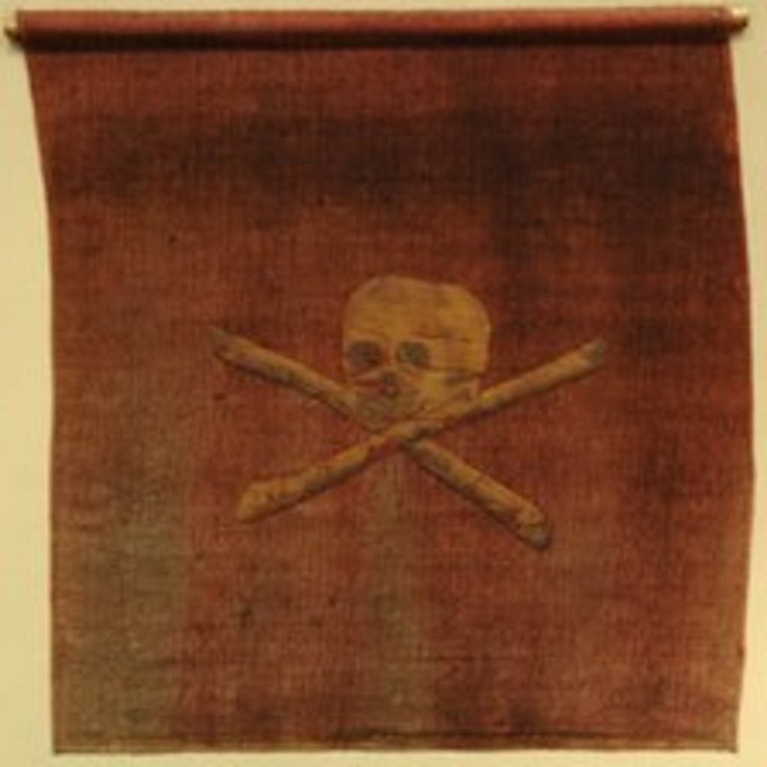 Веселый Роджер на красном фоне. Флаг XVIII века
