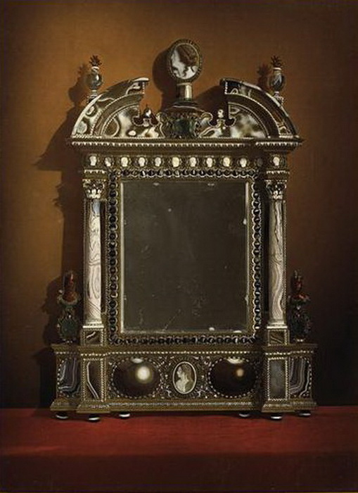 Зеркало, принадлежавшее французской королеве Марии Медичи. Считается самым дорогим в истории