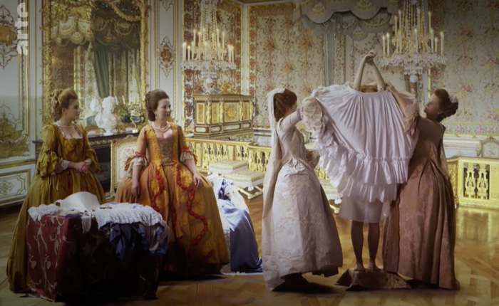 Водные процедуры в Версале заменяла частая смена одежды