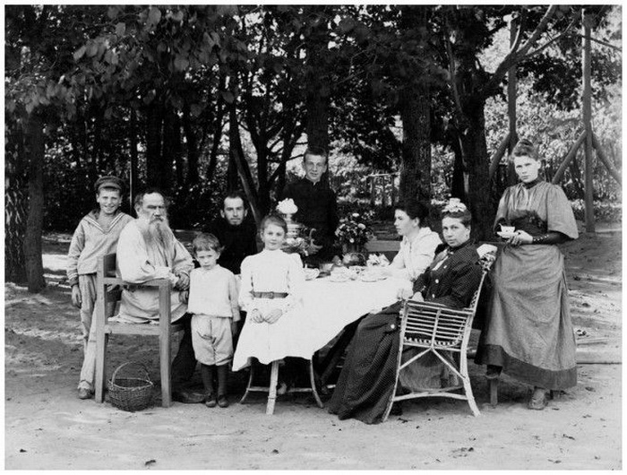 Л.Н. Толстой с семьей в Ясной Поляне.1892 г.