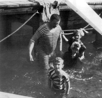 Дети Николая II - Алексей, Мария, Анастасия - во время купания