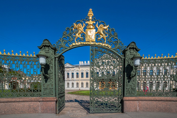 Фамильные гербы красовались над воротами, ведущими в дома дворян. Дворец Шереметевых в Санкт-Петербурге