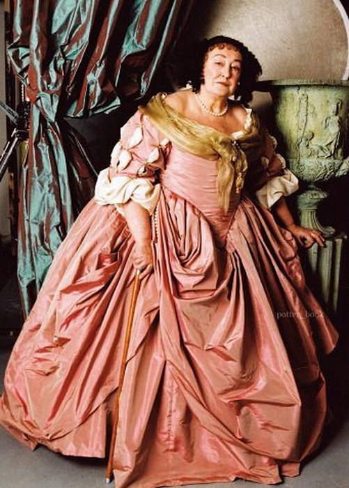 Полная Дама одета в розовое шелковое платье по моде XVII- XIX веков