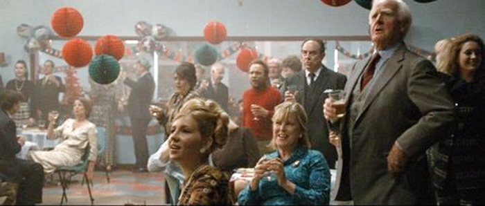 Джон ле Карре, мужчина, стоящий со стаканом в руках, в фильме «Шпион, выйди вон»
