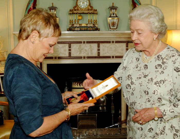 Джуди Денч и королева Елизавета II