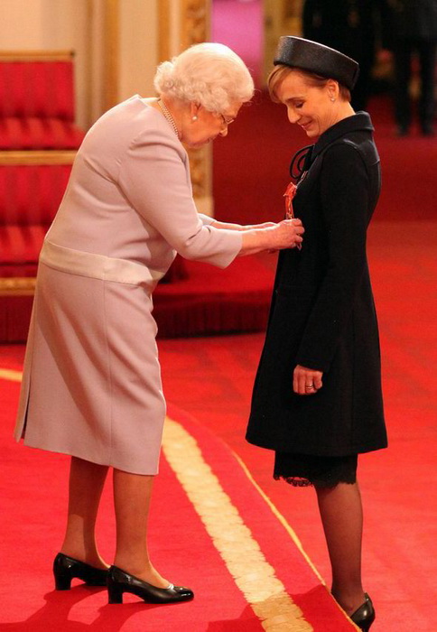 В 2015 году Кристин Скотт Томас удостоилась звание Дамы-командора Британской империи