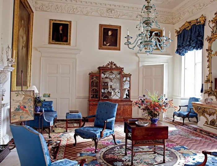 Гостиная Дамфрис-хаус в Шотландии, с книжным шкафом, стульями и диваном работы Чиппендейла