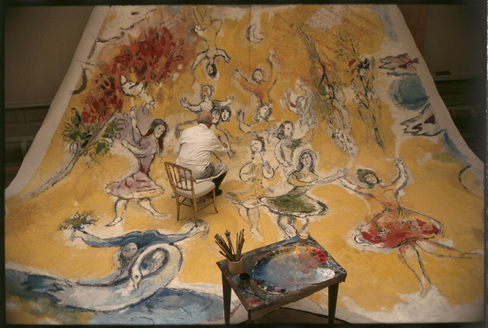 М. Шагал за работой над панелью, посвященной Моцарту