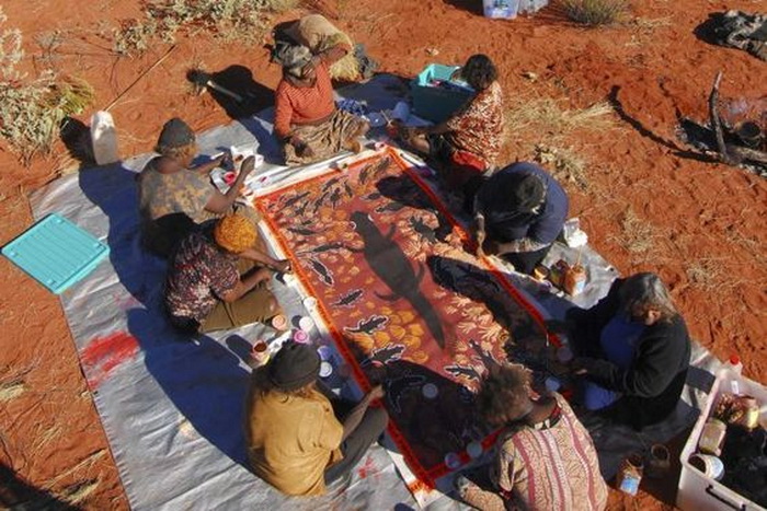 Среди художников-аборигенов получил широкое распространение батик - ручная роспись по ткани. Источник: pinterest.com