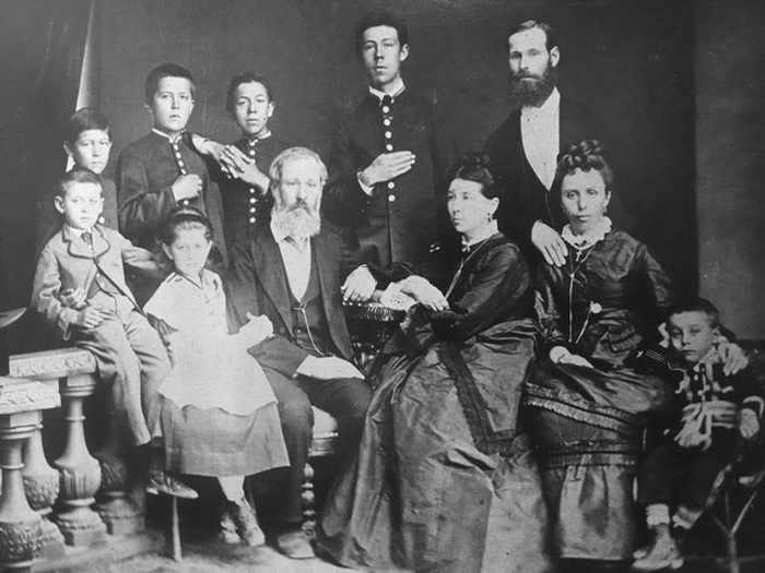 Семья Чехова в 1874 году, с семьей его дяди Митрофана Егоровича (Чехов - стоя, второй слева). Источник: chehov-lit.ru