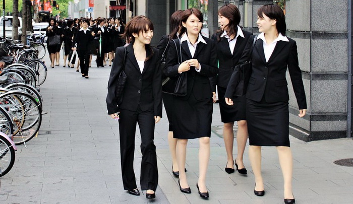 Традиционный японский дресс-код предполагает ношение женщинами обуви на каблуках. Источник: allfitness.com.br