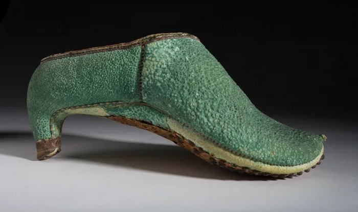 В Персии каблуки служили для надежной фиксации стопы в стремени. Источник: today.com