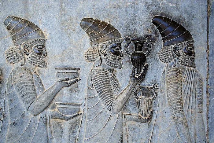 Барельеф в Персеполе с изображением того, как во время Новруза царю преподносится вино. Источник: commons.wikipedia.org
