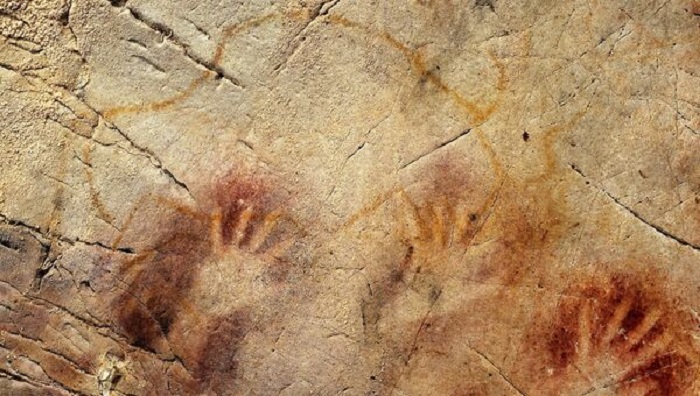 Возможно, отпечатки ладоней в доисторических пещерах стали первыми оттисками человечества. Источник: commons.wikimedia.org