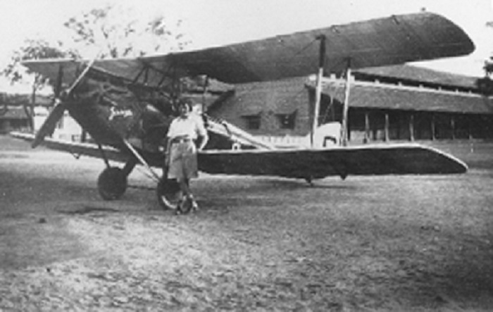 Эми Джонсон и ее самолет, названный Джейсоном, во время исторического перелета в Австралию в 1930 году. Источник: commons.wikimedia.org